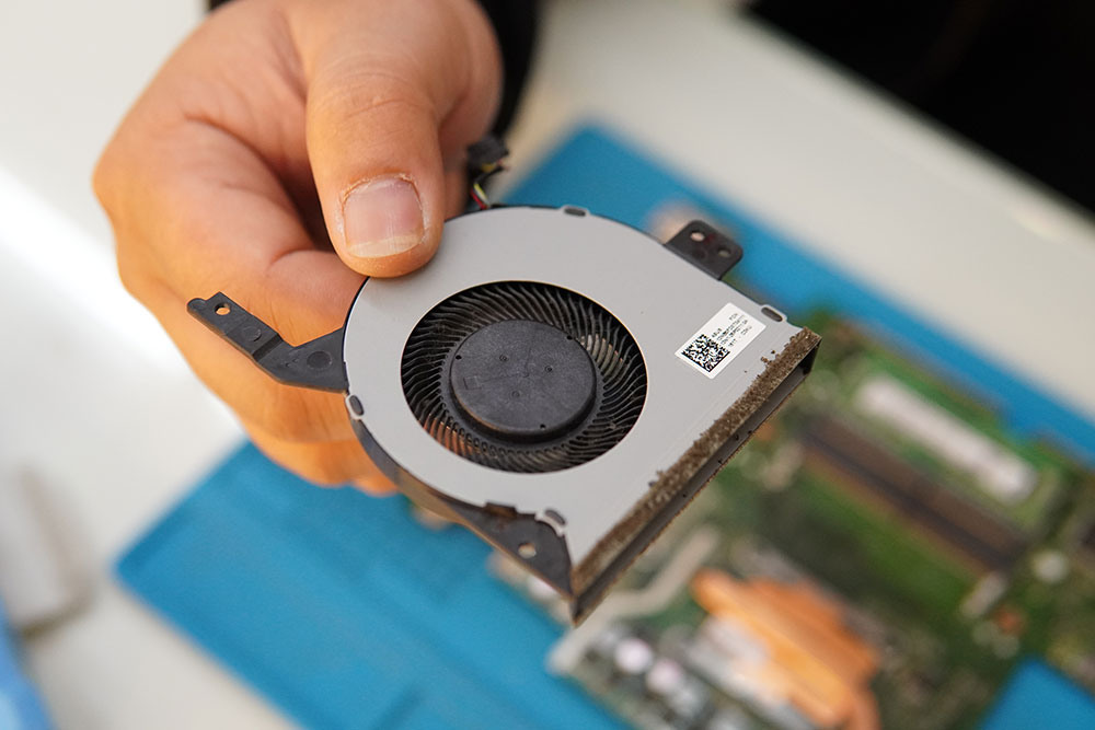 Vệ sinh bảo dưỡng máy tính là gì? Vì sao nên vệ sinh bảo dưỡng thường xuyên? Tìm hiểu quy trình vệ sinh 5 bước tiêu chuẩn tại hnstore